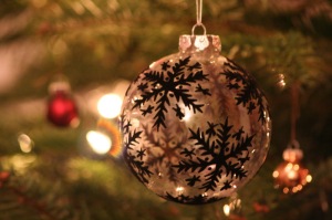 Christmas_bauble_black_and_white
