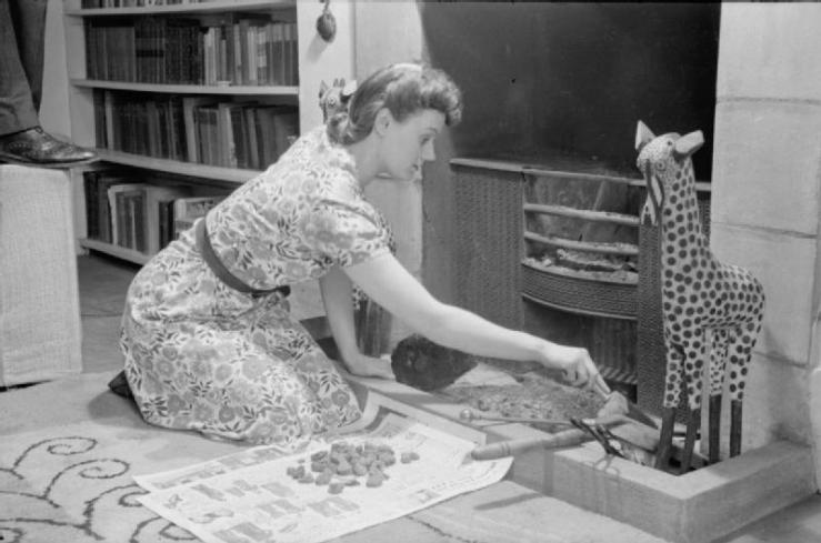 A_Day_in_the_Life_of_a_Wartime_Housewife-_Everyday_Life_in_London,_England,_1941_D2366